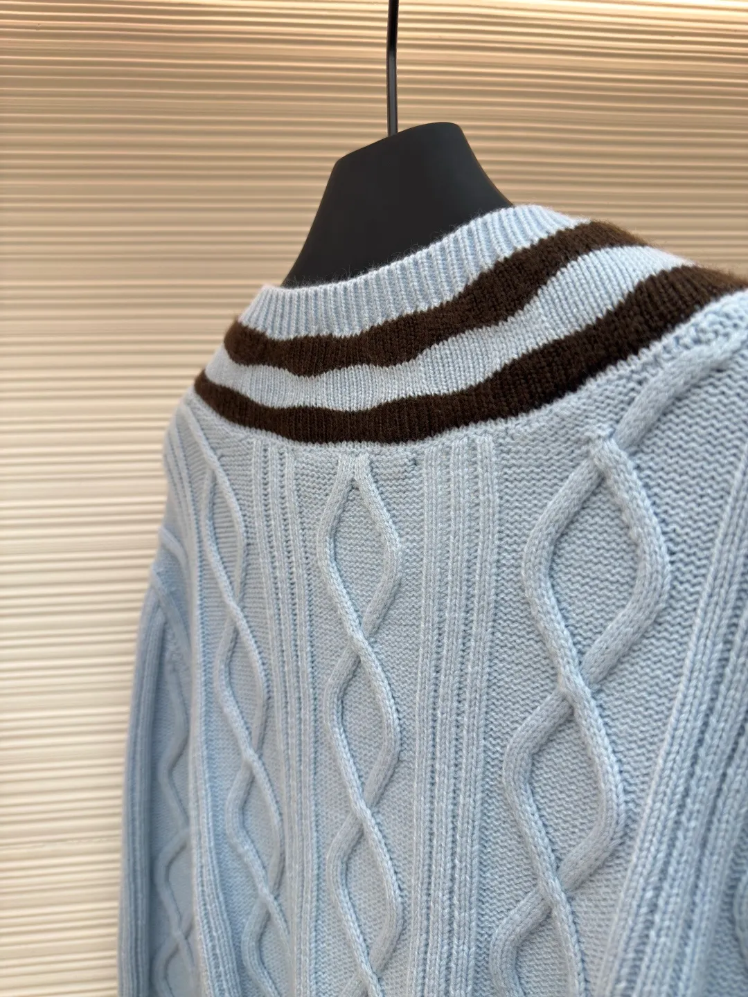 LOUIS VUITTON large V-neck cardigan with strokes ●Authentic product: Purchased and developed for 16600 ●Item number: 1680290-B55 ●Fabric: wool fabric ●Technology: knitting ●Version: fitted version ●Weight: about 705 grams ●Size: XS-S-M-L ●Description: 30 wool and 70% acrylic color. This style uses 7-needle Juxin machine to weave the piece. 9 yarn feeders are needed to hang the logo on the front. The whole piece needs to be moved to twist the rope. It is easy to explode holes at the intersection of the twisted rope. The whole piece is brown and part of the yarn is mohair. It takes a long time to adjust the machine. The stitches at the bottom of the sleeve clip are all edged, which increases the loom time and sewing time. Because the logo is hung with wool, the coffee-colored thread is clamped on the edge and needs to be drawn out. Moreover, due to the characteristics of mohair, the overall workmanship is very complicated. The embroidery is added with heat-capacitive glue and needs to be hot-glued to ensure quality. The checkerboard pattern needs to be positioned correctly, so it is faster. Each process of the entire garment is slow and time-consuming. The overall workmanship is very complicated. The embroidery is added with heat-capacitive glue and needs to be hot-glued to ensure quality. The checkerboard pattern needs to be positioned correctly. Therefore, the speed is relatively high, and each process of the entire garment is relatively slow and time-consuming. The overall wiring is straight and delicate. The fabric is comfortable and soft. The color is consistent and has no color difference. It can be matched with the same style to create a fashionable look and control various occasions. Customized accessories, complete with three standards, same style for men and women!